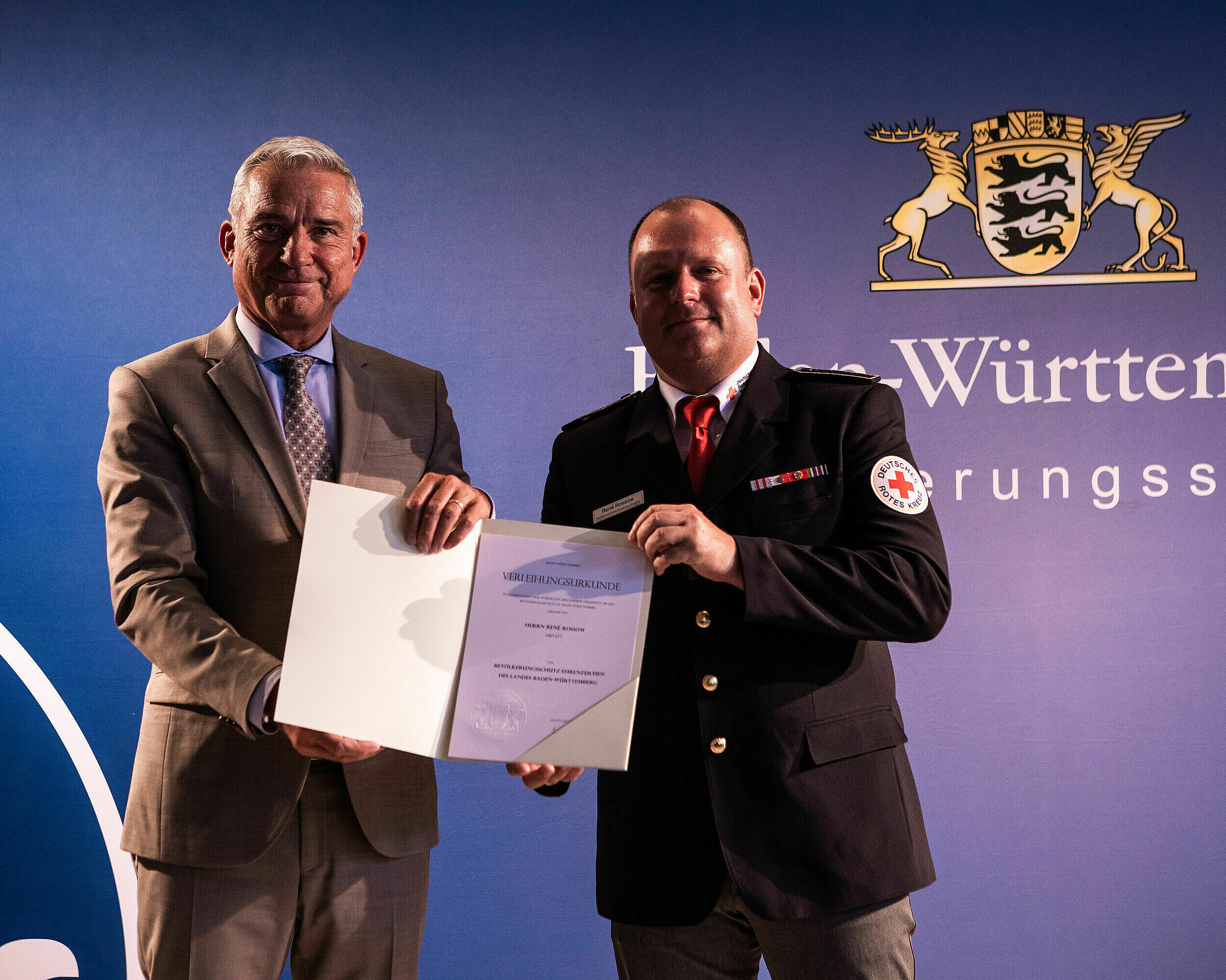 Bevölkerungsschutz Ehrenzeichen Baden-Württemberg an René Rossow, DRK Kreisverband Heilbronn e.V., Foto: Gordon Koelmel