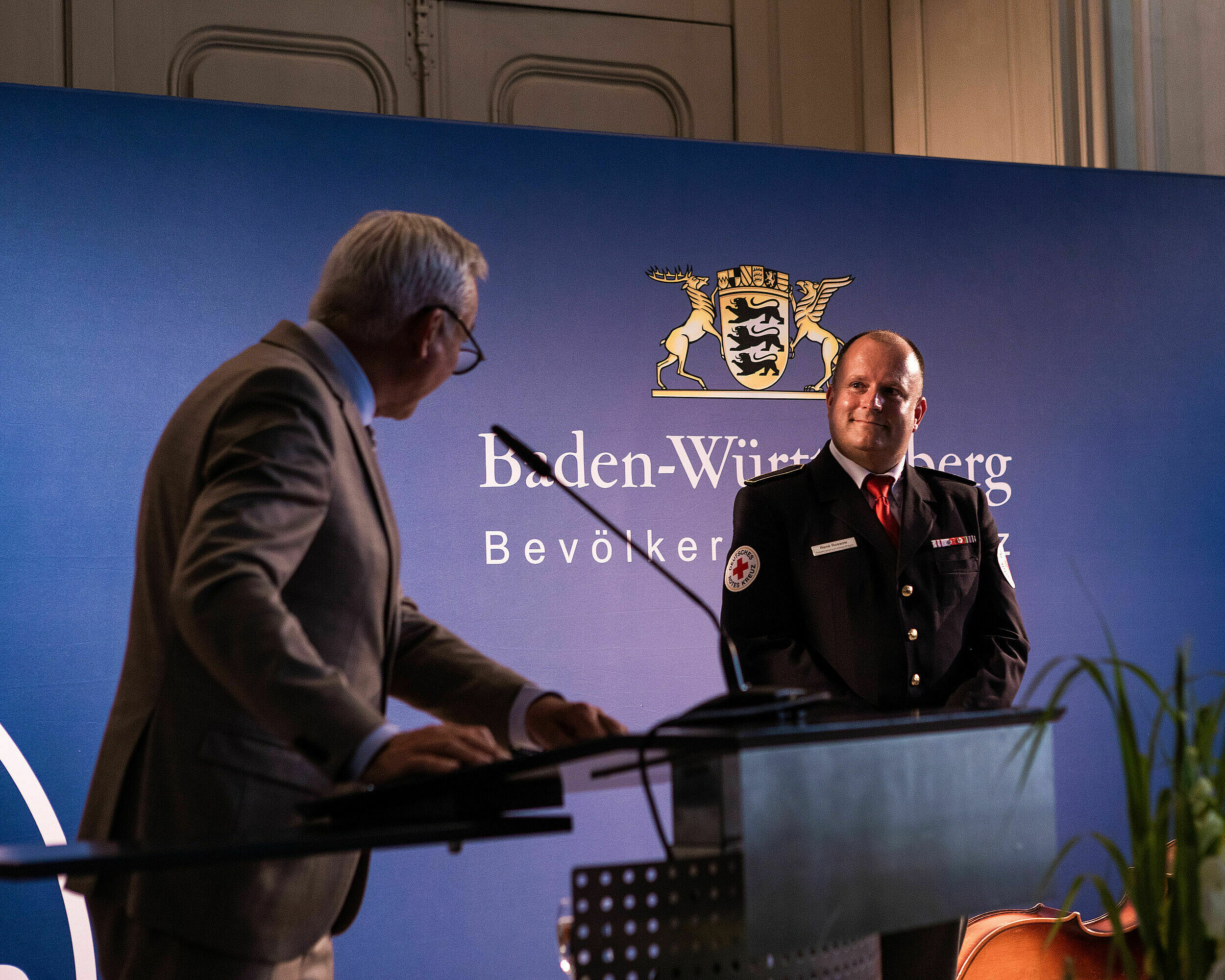 Bevölkerungsschutz Ehrenzeichen Baden-Württemberg an René Rossow, DRK Kreisverband Heilbronn e.V., Foto: Gordon Koelmel